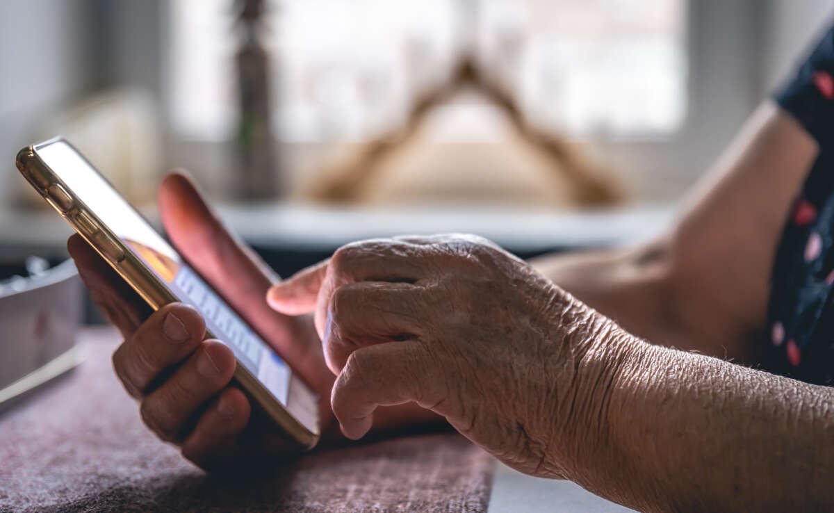 Uso de aplicativos bancários cresce entre idosos e exige atenção à segurança digital